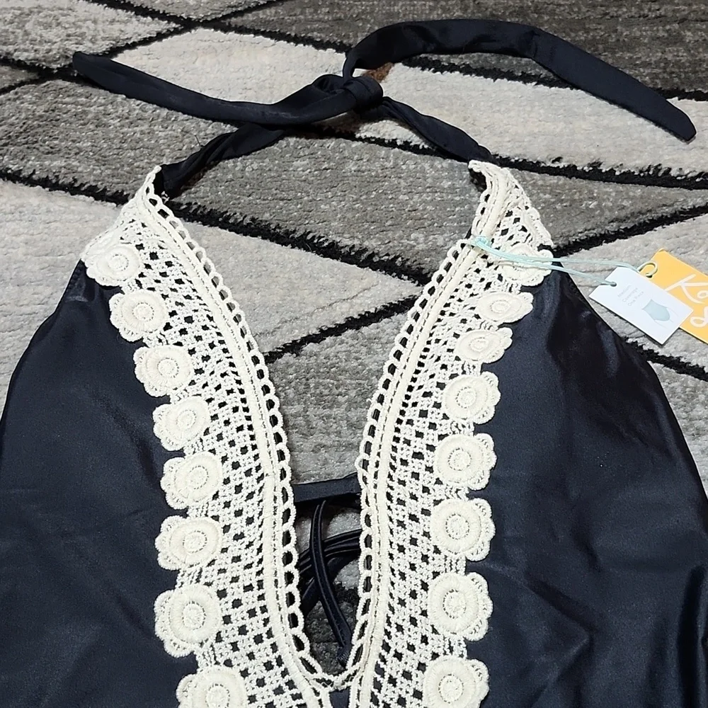 KONA SOL BLACK & CREAM CROCHET PLUNGE ONE-PIECE HALTER SWIMSUIT MEDIUM